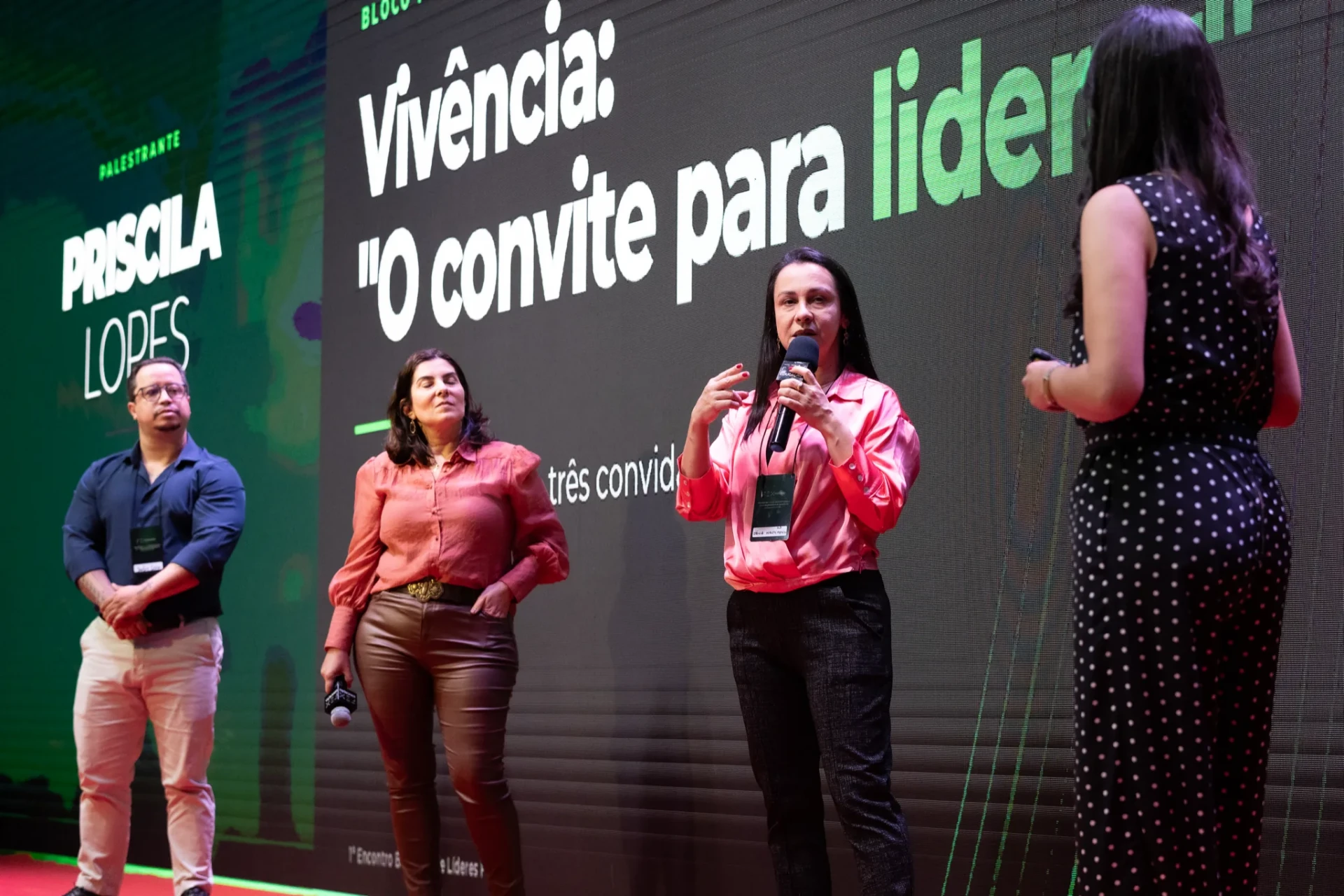Painel de vivência sobre liderança com quatro convidados no palco da FEX Educação